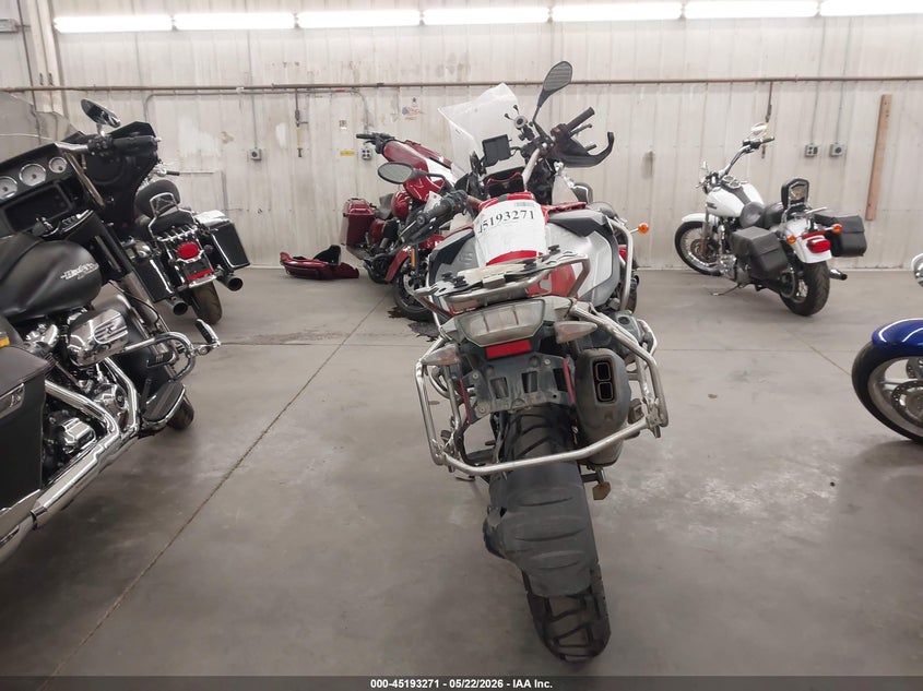 2018 BMW R 1200 VIN WB10A1208JZ899619 IAAI salvage auction — FRONT & REAR, Salvage (Minnesota), sold $3,400 on 2026-07-28 (photo 6)