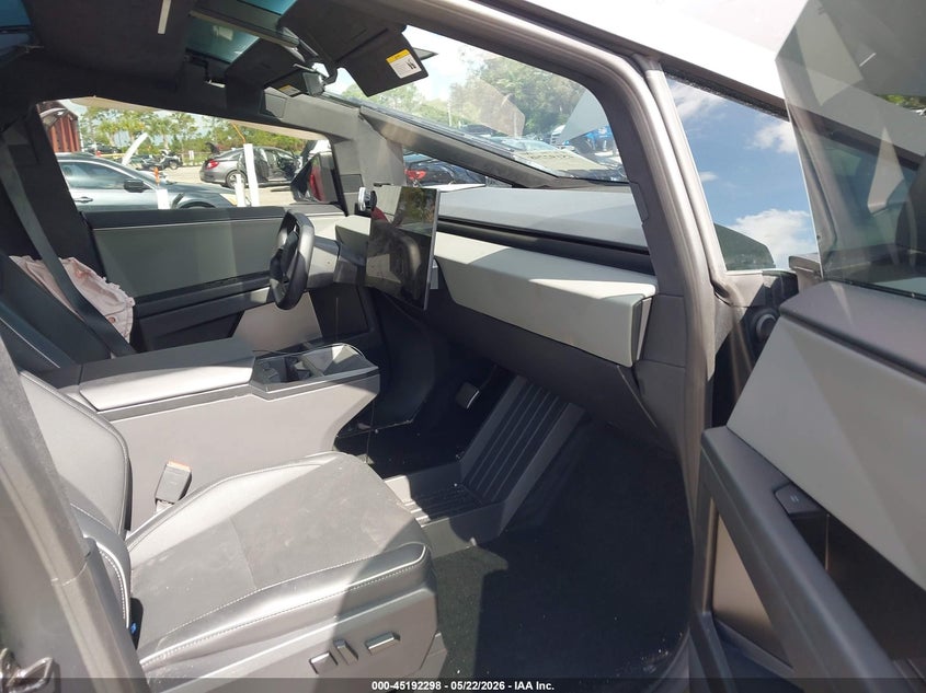 2024 Tesla Cybertruck VIN 7G2CEHED0RA055582 IAAI salvage auction — SIDE, Wait Title, sold $30,150 on 2026-08-27 (photo 5)