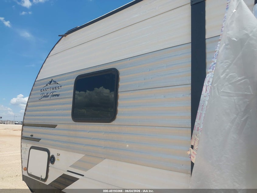 2022 East to west Della terra VIN 5ZT2DESB0N9009176 IAAI salvage auction — HAIL, Original (Texas), sold $3,050 on 2026-07-28 (photo 6)