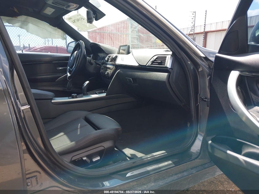 2017 BMW 3er VIN WBA8B9G52HNU50408 IAAI salvage auction — LEFT SIDE, Salvage Title, sold $25 on 2026-07-28 (photo 5)