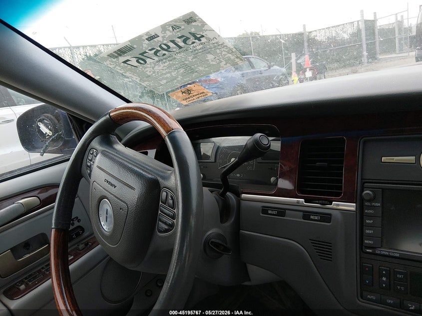 2004 Lincoln TOWN CAR VIN 1LNHM83W94Y670610 IAAI salvage auction — SIDE, Salvage (Kansas), sold $300 on 2026-09-04 (photo 7)