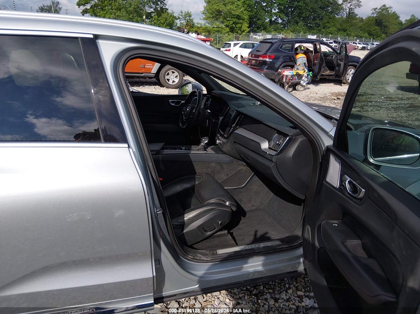 2018 Volvo Xc60 VIN YV4A22RL8J1042402 IAAI salvage auction — LEFT SIDE, Salvage Title, sold $7,300 on 2026-08-12 (photo 5)