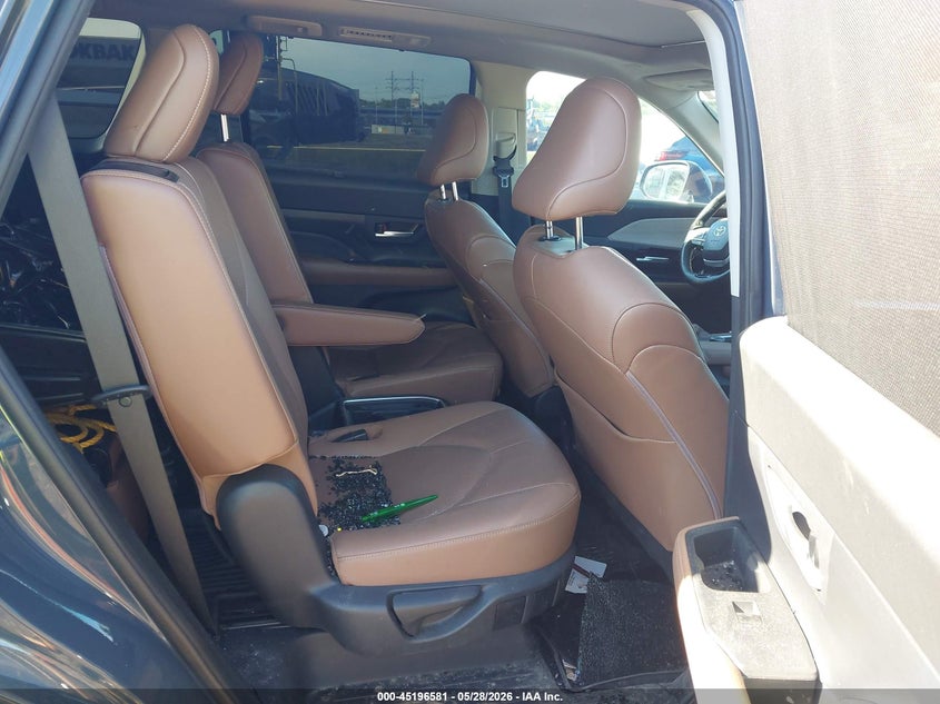 2024 Toyota Highlander VIN 5TDAAAB59RS026395 IAAI salvage auction — LEFT & RIGHT, Salvage Title, sold $27,300 on 2026-07-07 (photo 8)