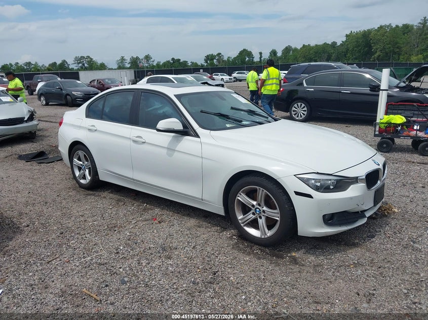 2015 BMW 3er VIN WBA3C3G52FNT51265 IAAI salvage auction — LEFT SIDE, Salvage Title, sold $800 on 2026-08-19 (photo 1)