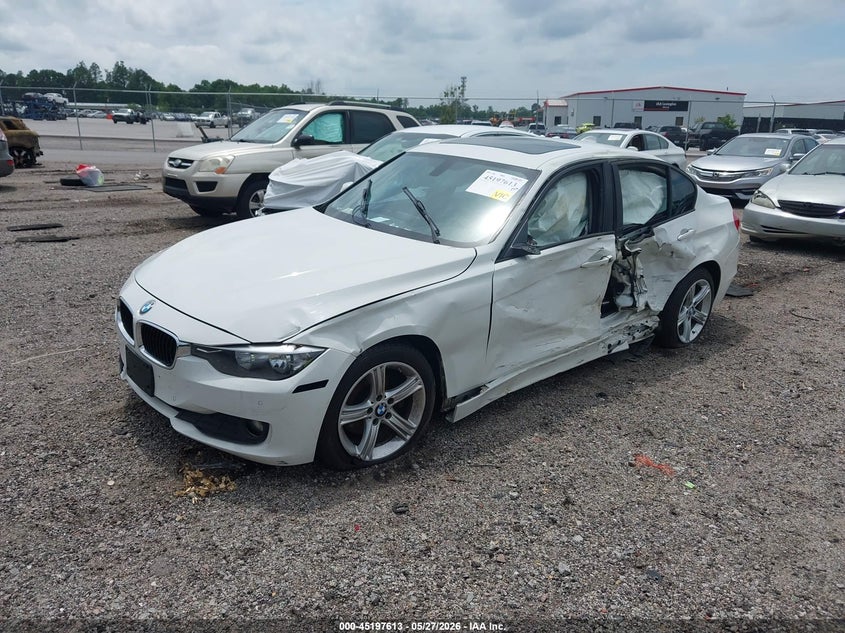 2015 BMW 3er VIN WBA3C3G52FNT51265 IAAI salvage auction — LEFT SIDE, Salvage Title, sold $800 on 2026-08-19 (photo 2)
