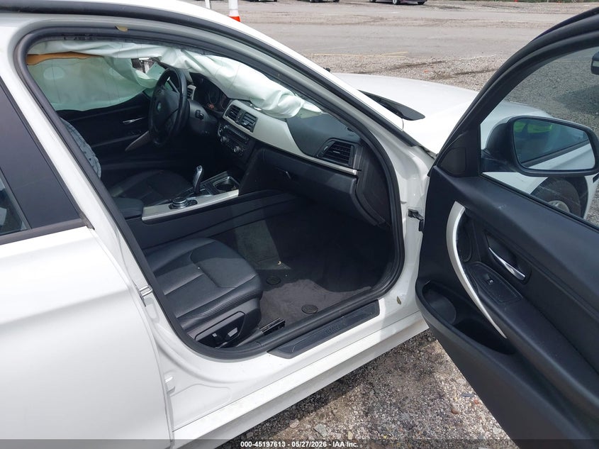 2015 BMW 3er VIN WBA3C3G52FNT51265 IAAI salvage auction — LEFT SIDE, Salvage Title, sold $800 on 2026-08-19 (photo 5)