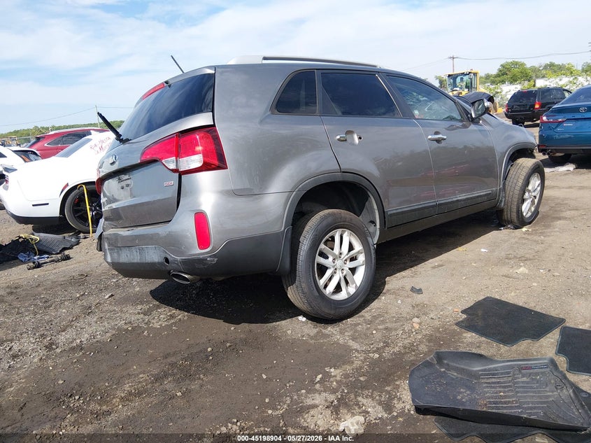 2015 Kia Sorento VIN 5XYKT4A67FG635584 IAAI salvage auction — ROLLOVER, Salvage Title, sold $575 on 2026-07-20 (photo 4)