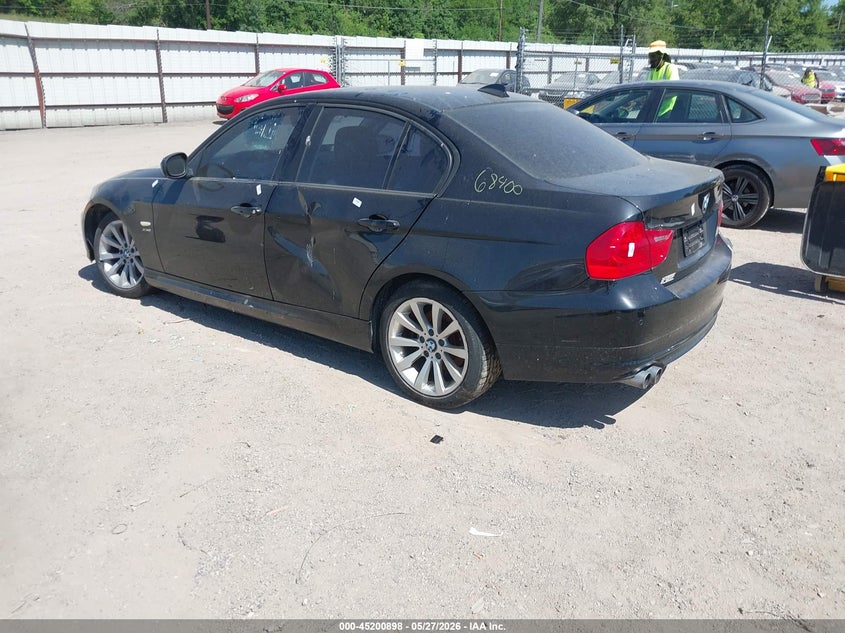 2011 BMW 3er VIN WBAPK5C54BF126839 IAAI salvage auction — LEFT & RIGHT, Salvage (Iowa), sold $425 on 2026-08-03 (photo 3)