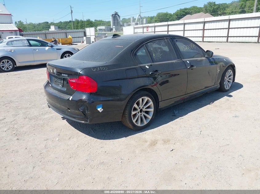 2011 BMW 3er VIN WBAPK5C54BF126839 IAAI salvage auction — LEFT & RIGHT, Salvage (Iowa), sold $425 on 2026-08-03 (photo 4)