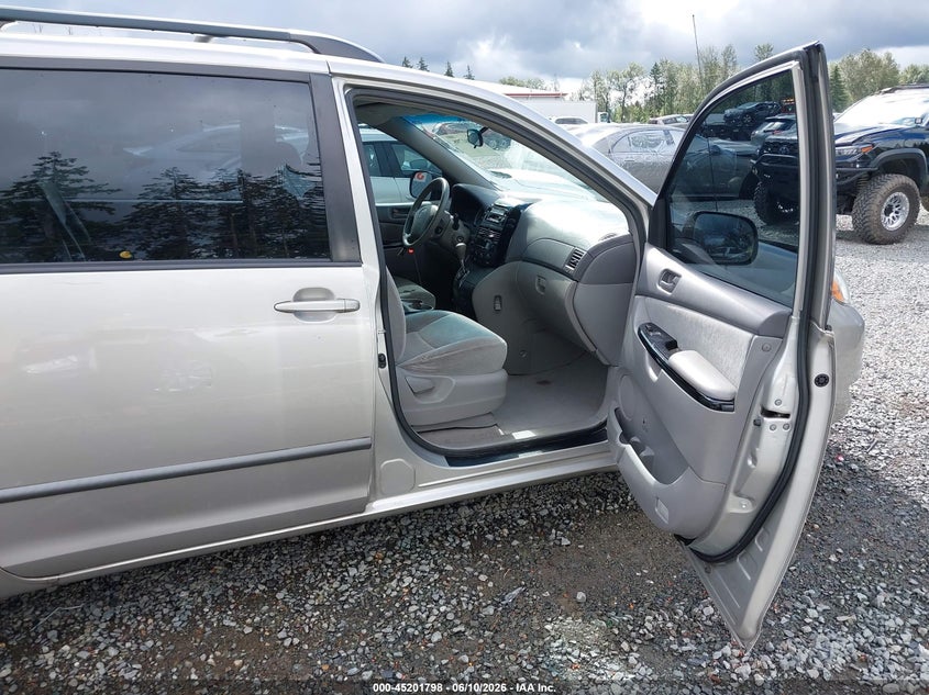 2004 Toyota Sienna VIN 5TDZA23C44S191401 IAAI salvage auction — FRONT & REAR, Bill Of Sale (Washington), sold $400 on 2026-07-16 (photo 5)