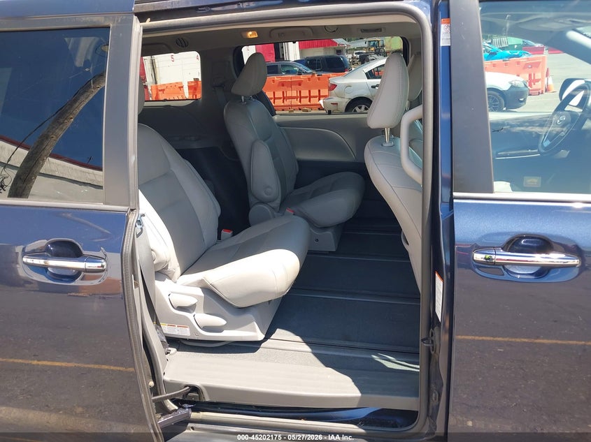 2019 Toyota Sienna VIN 5TDDZ3DC4KS223641 IAAI salvage auction — REAR END, Salvage Title, sold $13,700 on 2026-07-25 (photo 8)