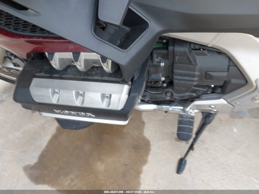 2018 Honda Gl1800c VIN JH2SC7950JK004053 IAAI salvage auction — RIGHT FRONT, Salvage Title, sold $9,900 on 2026-07-14 (photo 9)