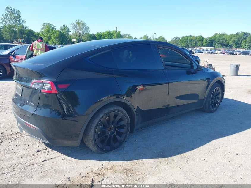 2023 Tesla Model y VIN 7SAYGDEE4PA118705 IAAI salvage auction — SIDE, Salvage Title, sold $13,300 on 2026-07-21 (photo 4)