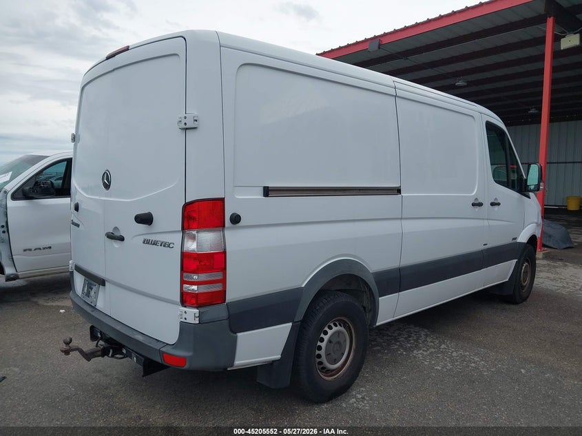 2013 Mercedes-benz Sprinter VIN WD3PE7CC1D5788241 IAAI salvage auction — RIGHT FRONT, Salvage Title, sold $2,000 on 2026-08-14 (photo 4)