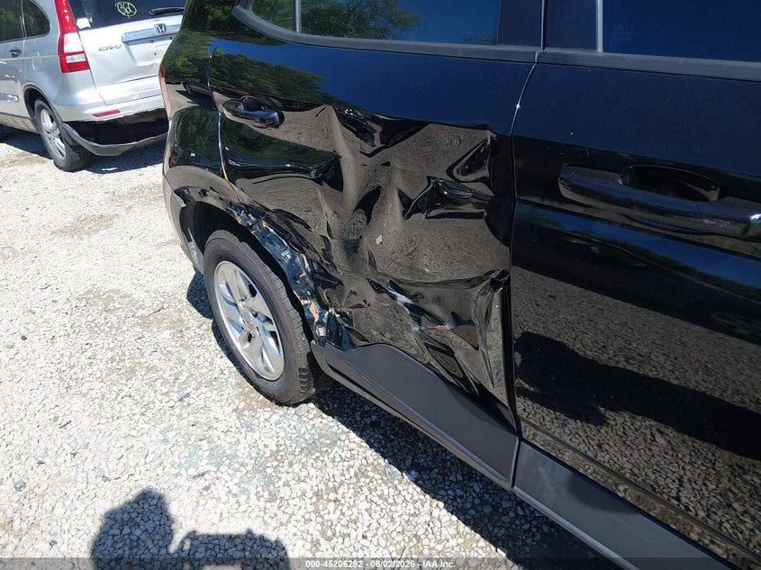 2023 Hyundai Venue VIN KMHRB8A33PU219946 IAAI salvage auction — SIDE, Salvage (Ohio), sold $2,750 on 2026-07-31 (photo 6)