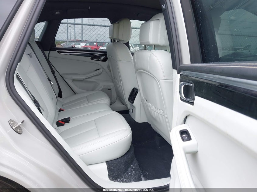 2024 Porsche Macan VIN WP1AG2A53RLB37658 IAAI salvage auction — RIGHT SIDE, Salvage Title, sold $4,050 on 2026-07-21 (photo 8)