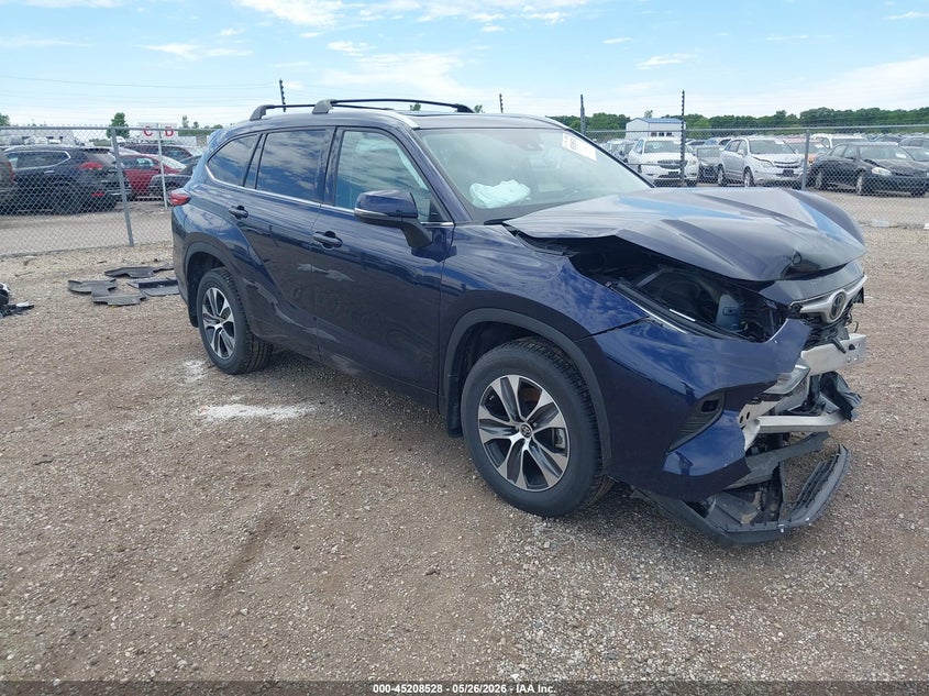 2022 Toyota Highlander VIN 5TDGZRBH1NS567785 IAAI salvage auction — FRONT END, Salvage (Illinois), sold $11,800 on 2026-07-15 (photo 1)