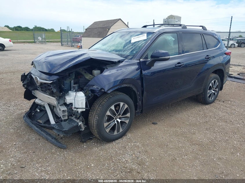 2022 Toyota Highlander VIN 5TDGZRBH1NS567785 IAAI salvage auction — FRONT END, Salvage (Illinois), sold $11,800 on 2026-07-15 (photo 2)