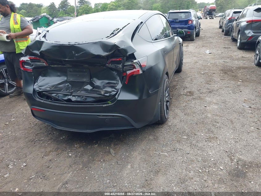 2023 Tesla Model y VIN 7SAYGDEF2PF863870 IAAI salvage auction — REAR END, Salvage Title, sold $8,100 on 2026-07-28 (photo 4)