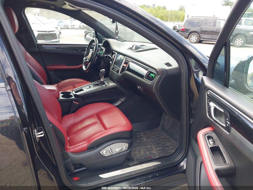2017 Porsche Macan VIN WP1AB2A58HLB16155 IAAI salvage auction — REAR END, Salvage Title, sold $8,200 on 2026-07-30 (photo 5)