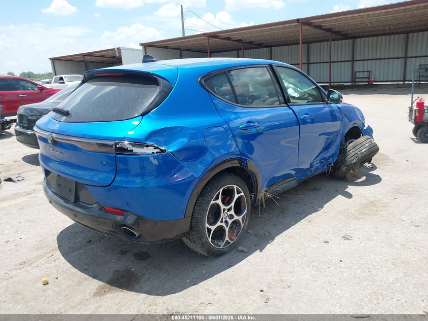2024 Alfa romeo Tonale VIN ZASPATDW6R3060926 IAAI salvage auction — SIDE, Salvage Title, sold $4,350 on 2026-07-10 (photo 4)