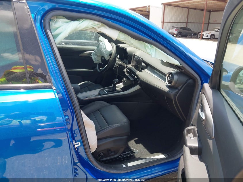 2024 Alfa romeo Tonale VIN ZASPATDW6R3060926 IAAI salvage auction — SIDE, Salvage Title, sold $4,350 on 2026-07-10 (photo 5)