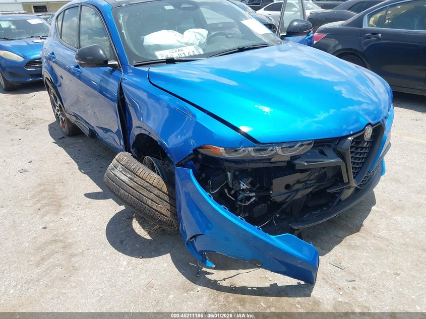 2024 Alfa romeo Tonale VIN ZASPATDW6R3060926 IAAI salvage auction — SIDE, Salvage Title, sold $4,350 on 2026-07-10 (photo 6)