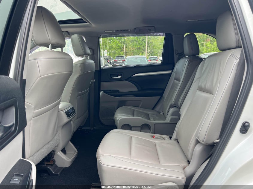 2019 Toyota Highlander VIN 5TDJZRFH4KS588142 IAAI salvage auction — NORMAL WEAR, Clear (Massachusetts), sold $8,550 on 2026-07-29 (photo 8)