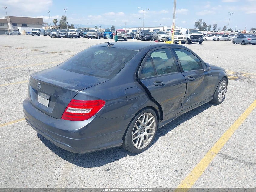 2013 Mercedes-benz C-klasse VIN WDDGF4HB0DA789895 IAAI salvage auction — RIGHT SIDE, Salvage Title, sold $775 on 2026-07-14 (photo 4)