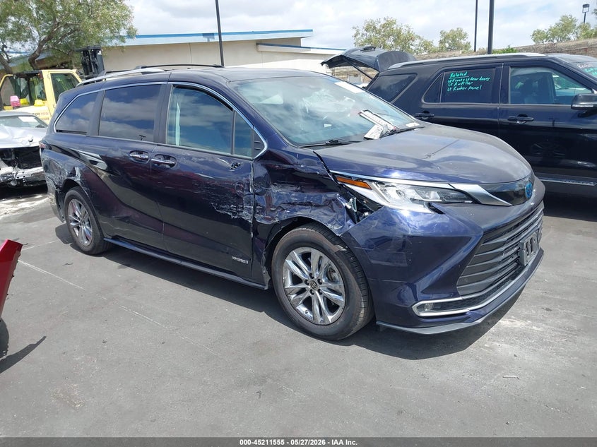 2021 Toyota Sienna VIN 5TDZRKECXMS044120 IAAI salvage auction — SIDE, Salvage Title, sold $10,100 on 2026-07-31 (photo 1)