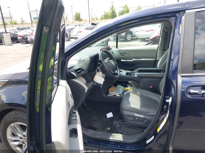 2021 Toyota Sienna VIN 5TDZRKECXMS044120 IAAI salvage auction — SIDE, Salvage Title, sold $10,100 on 2026-07-31 (photo 5)