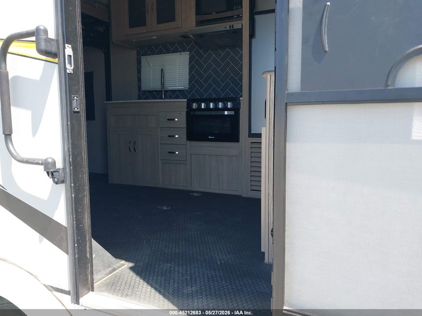 2021 Coachmen Adrenaline VIN 5ZT2ANKB4MW018651 IAAI salvage auction — REAR END, Salvage (California), sold $7,200 on 2026-09-16 (photo 5)