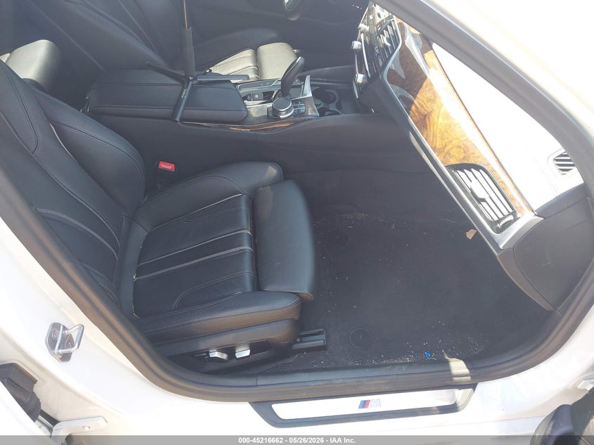 2017 BMW 5er VIN WBAJE7C36HG888886 IAAI salvage auction — LEFT & RIGHT, Salvage (Massachusetts), sold $11,200 on 2026-07-31 (photo 5)