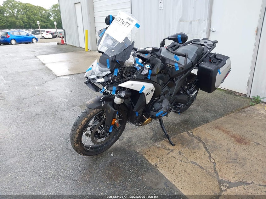 2025 BMW R 1300 VIN WB10M2309S6K93468 IAAI salvage auction — UNKNOWN, Salvage Title, sold $12,150 on 2026-09-09 (photo 2)
