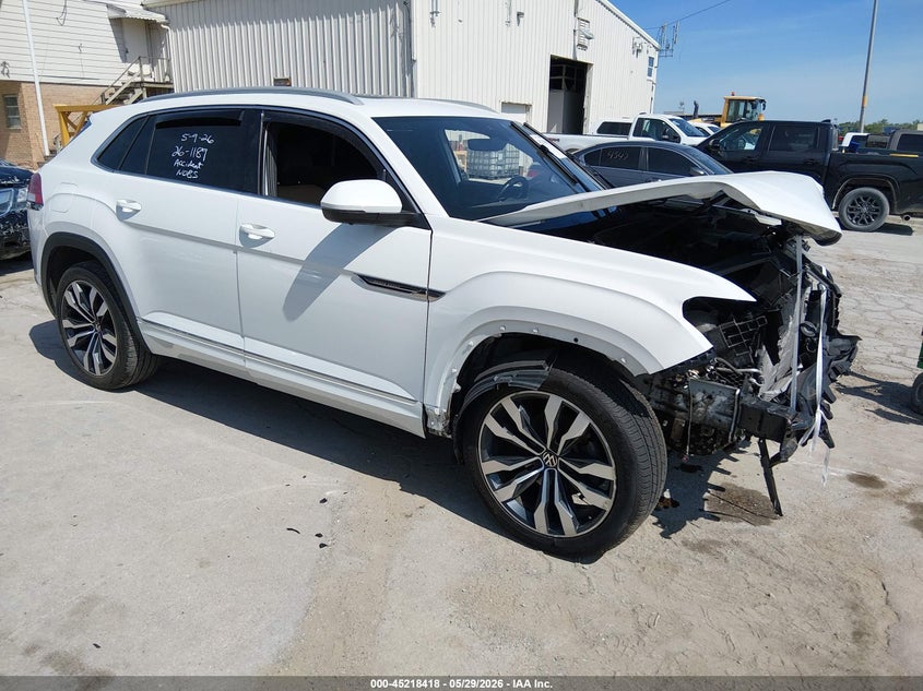 2020 Volkswagen Atlas cross sport VIN 1V2TE2CA8LC213908 IAAI salvage auction — FRONT END, Salvage Title, sold $3,050 on 2026-09-01 (photo 1)