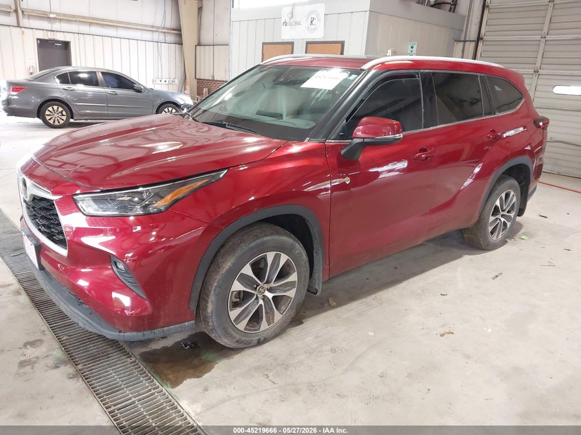 2022 Toyota Highlander VIN 5TDHZRBH8NS221012 IAAI salvage auction — RIGHT SIDE, Salvage (North Carolina), sold $14,900 on 2026-07-26 (photo 2)