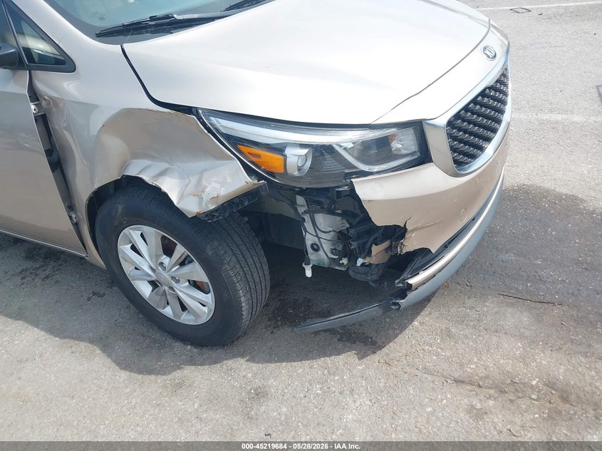 2017 Kia SEDONA VIN KNDMB5C14H6267468 IAAI salvage auction — RIGHT FRONT, Salvage Title, sold $1,575 on 2026-07-28 (photo 6)