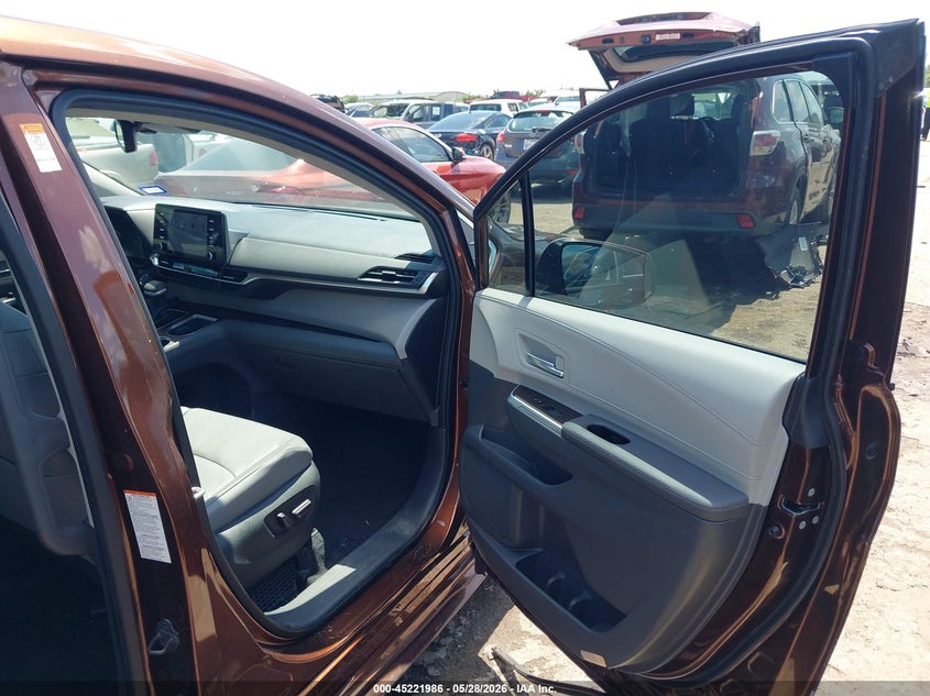 2024 Toyota Sienna VIN 5TDYRKEC6RS192719 IAAI salvage auction — LEFT & RIGHT, Original (Texas), sold $15,700 on 2026-07-30 (photo 5)
