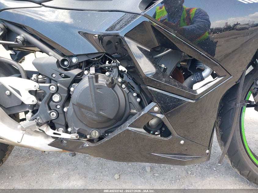 2024 Kawasaki Ninja VIN ML5EXGG13RDA29259 IAAI salvage auction — LEFT & RIGHT, Salvage Title, sold $1,350 on 2026-09-08 (photo 8)