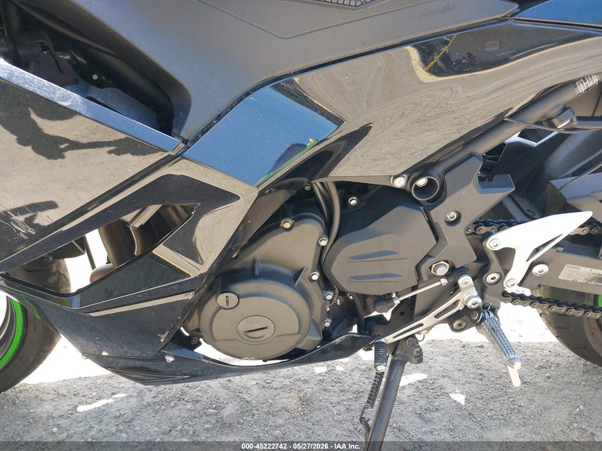 2024 Kawasaki Ninja VIN ML5EXGG13RDA29259 IAAI salvage auction — LEFT & RIGHT, Salvage Title, sold $1,600 on 2026-09-15 (photo 9)