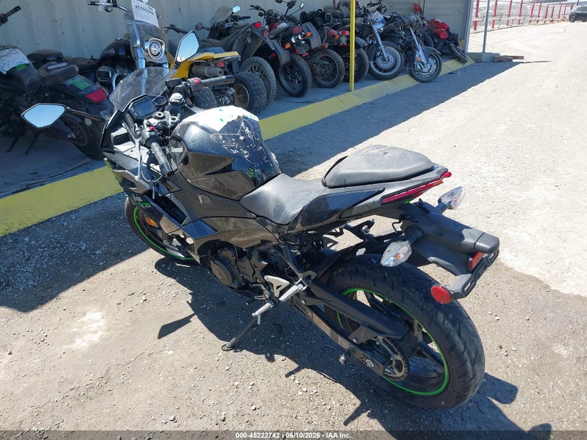 2024 Kawasaki Ninja VIN ML5EXGG13RDA29259 IAAI salvage auction — LEFT & RIGHT, Salvage Title, sold $1,600 on 2026-09-15 (photo 3)