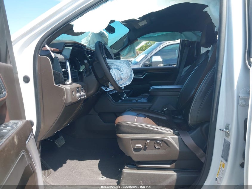 2024 Gmc VIN 1GT49WEYXRF111836 IAAI salvage auction — LEFT & RIGHT, Salvage Title, sold $19,250 on 2026-08-31 (photo 5)