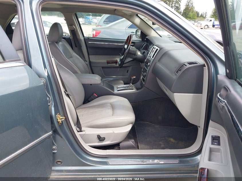 2006 Chrysler 300c VIN 2C3KA63H56H375997 IAAI salvage auction — NORMAL WEAR, Clear-Dealer Only (Iowa), sold $800 on 2026-07-08 (photo 5)