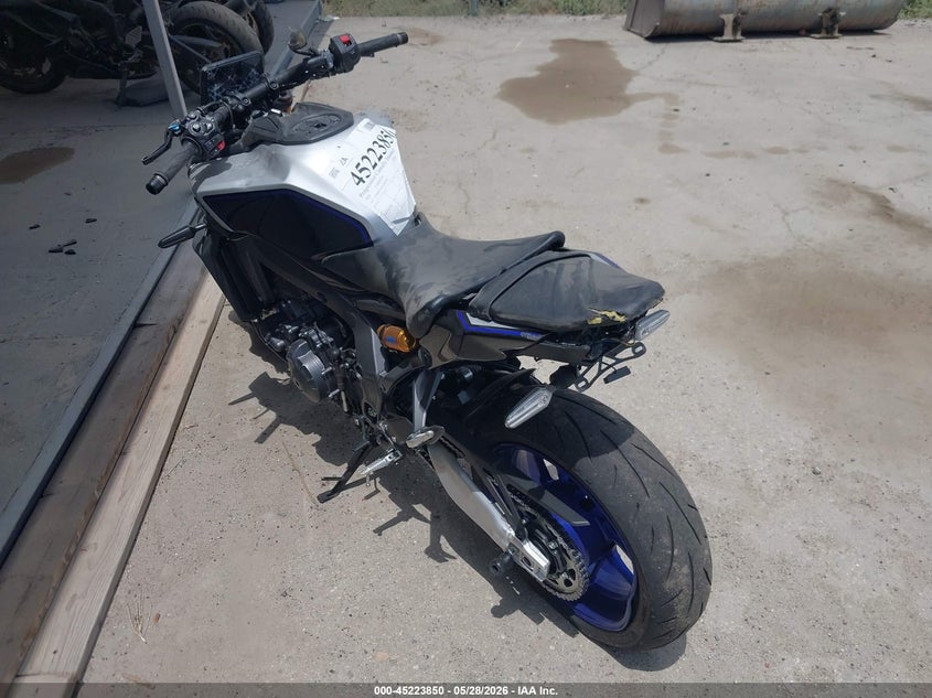 2025 Yamaha Mt VIN JYARN95Y7SA000498 IAAI salvage auction — FRONT & REAR, Salvage Title, sold $4,500 on 2026-07-08 (photo 3)