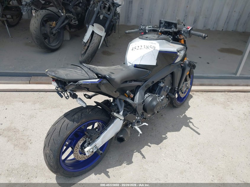 2025 Yamaha Mt VIN JYARN95Y7SA000498 IAAI salvage auction — FRONT & REAR, Salvage Title, sold $4,500 on 2026-07-08 (photo 4)
