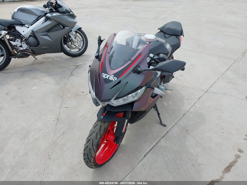 2025 Aprilia Rs VIN ZD4XEUA0XS6001960 IAAI salvage auction — FRONT & REAR, Salvage (Texas), sold $575 on 2026-07-28 (photo 2)