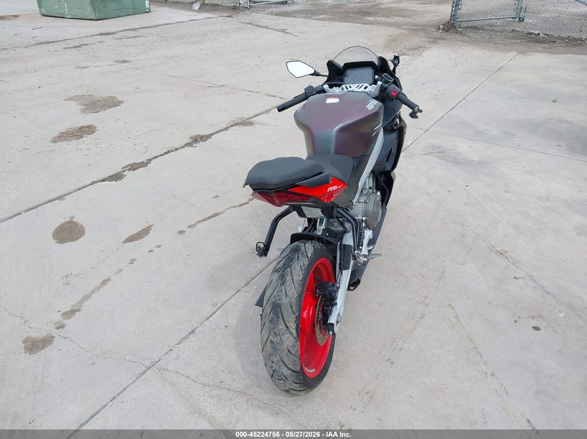 2025 Aprilia Rs VIN ZD4XEUA0XS6001960 IAAI salvage auction — FRONT & REAR, Salvage (Texas), sold $575 on 2026-07-28 (photo 4)