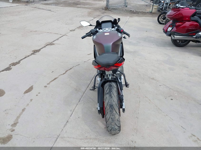 2025 Aprilia Rs VIN ZD4XEUA0XS6001960 IAAI salvage auction — FRONT & REAR, Salvage (Texas), sold $575 on 2026-07-28 (photo 6)