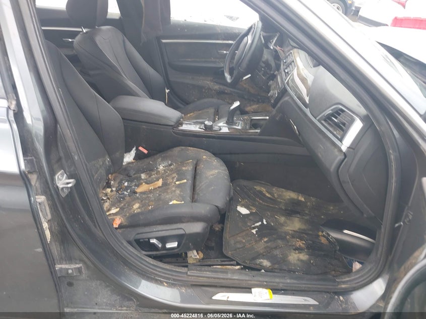 2017 BMW 3er VIN WBA8B9G37HNU56865 IAAI salvage auction — ROLLOVER, Salvage (Texas), sold $325 on 2026-08-18 (photo 5)