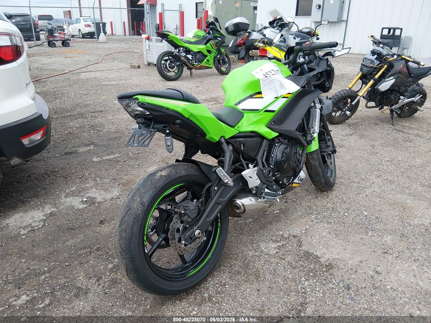 2025 Kawasaki Ninja VIN ML5EXEP18SDAE7424 IAAI salvage auction — RIGHT FRONT, Salvage Title, sold $1,775 on 2026-09-16 (photo 4)